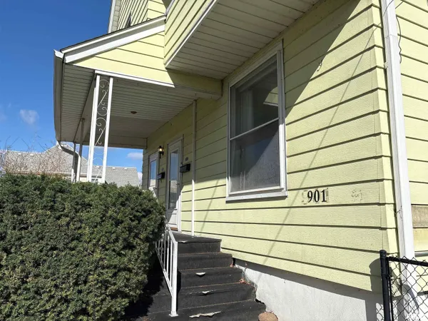 $1,300 | 901 Northeast Glen Oak Avenue, Unit 2, Peoria, IL 61603