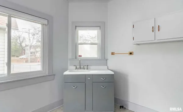 $1,300 | 901 Northeast Glen Oak Avenue, Unit 2, Peoria, IL 61603