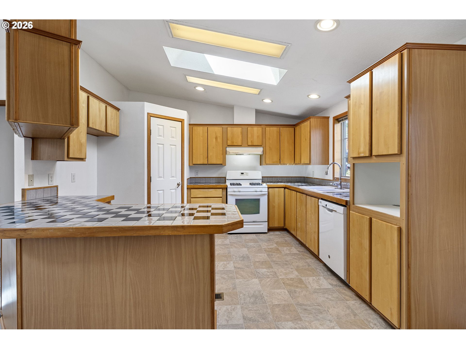 475 3rd Street Elkton, OR 97436 - Photo 10 of 34