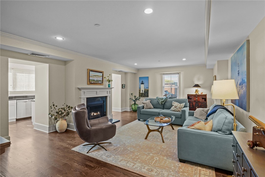423 Hope Street, Unit 1A Bristol, RI 02809 - Photo 6 of 45 Living Room