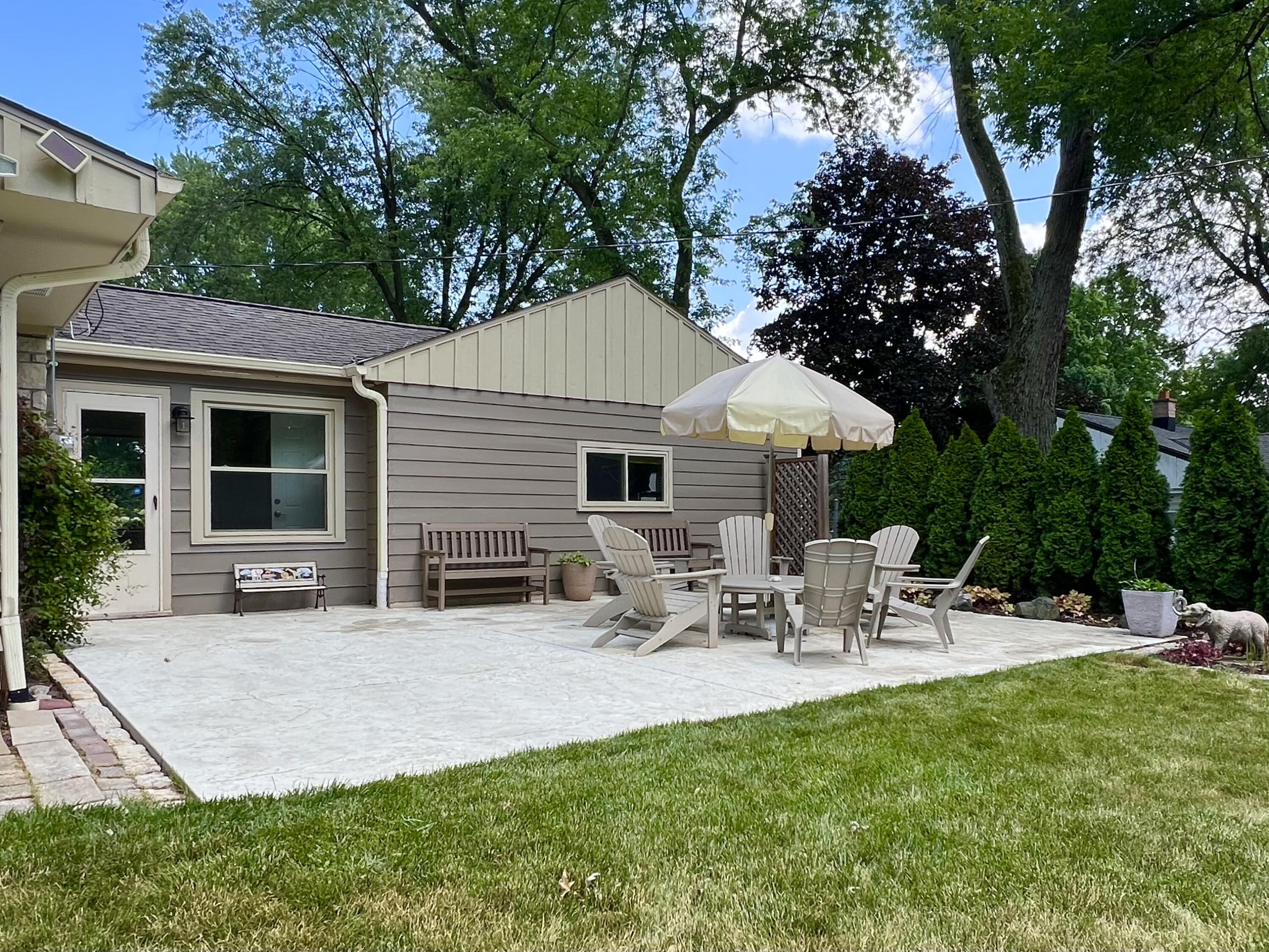 2625 El Rancho Drive Brookfield, WI 53005 - Photo 3 of 29 Back Patio