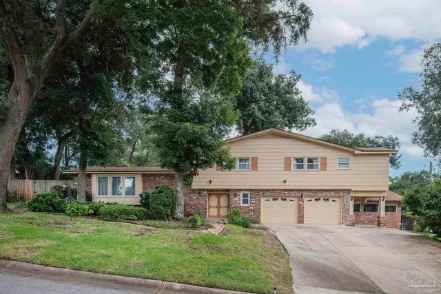 a view of a yard in front of house