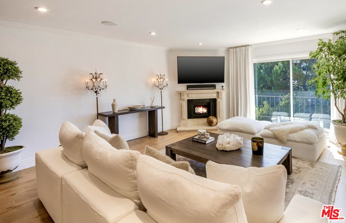 2385 Roscomare Road, Unit D3 Los Angeles, CA 90077 - Photo 3 of 30