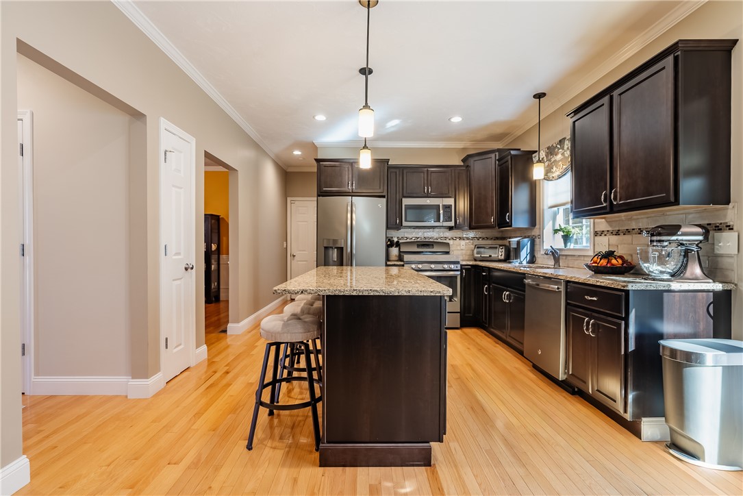 121 Ashbrook Drive Cranston, RI 02921 - Photo 13 of 41