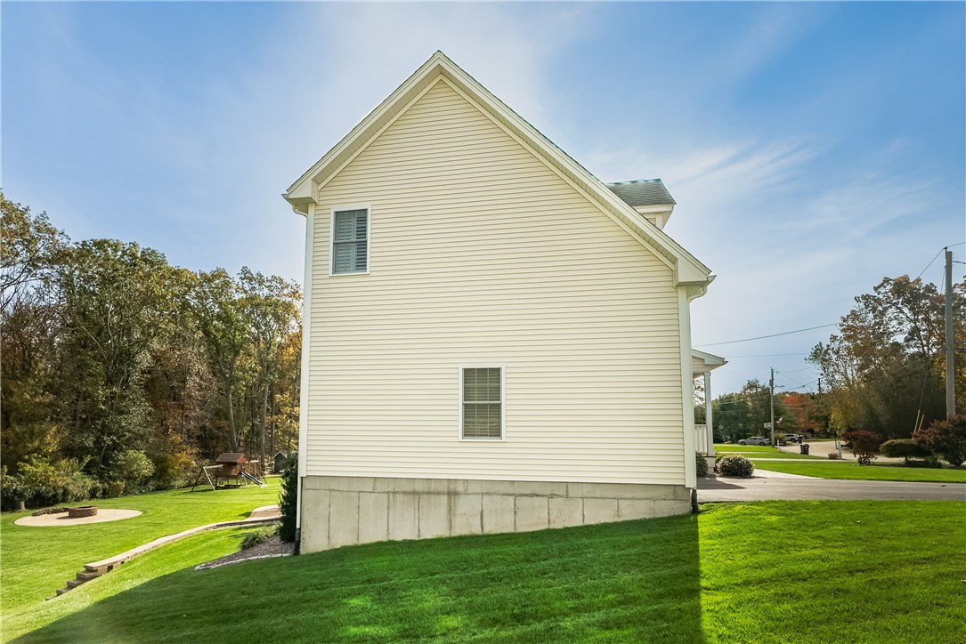 121 Ashbrook Drive Cranston, RI 02921 - Photo 7 of 41