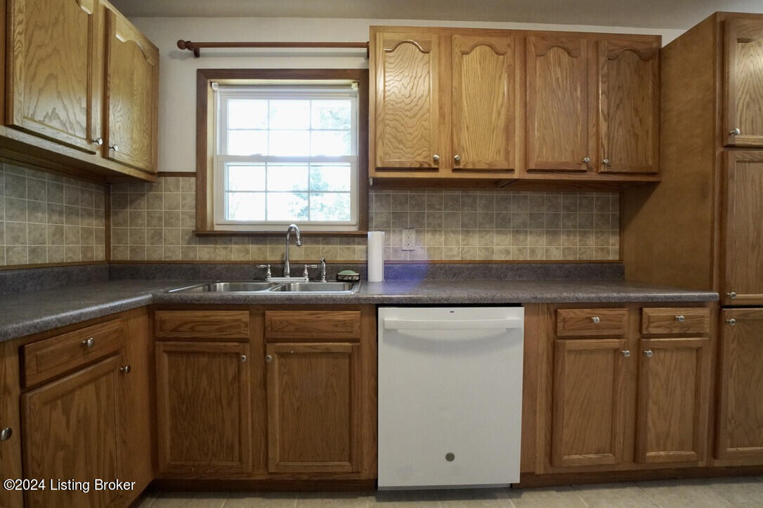 417 Mac Brae Road Louisville, KY 40214 - Photo 9 of 23 417MacBraeRd_49939_9