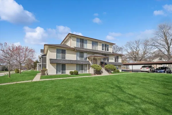 $220,000 | 108 South 14th Street, Unit 108, St. Charles, IL 60174