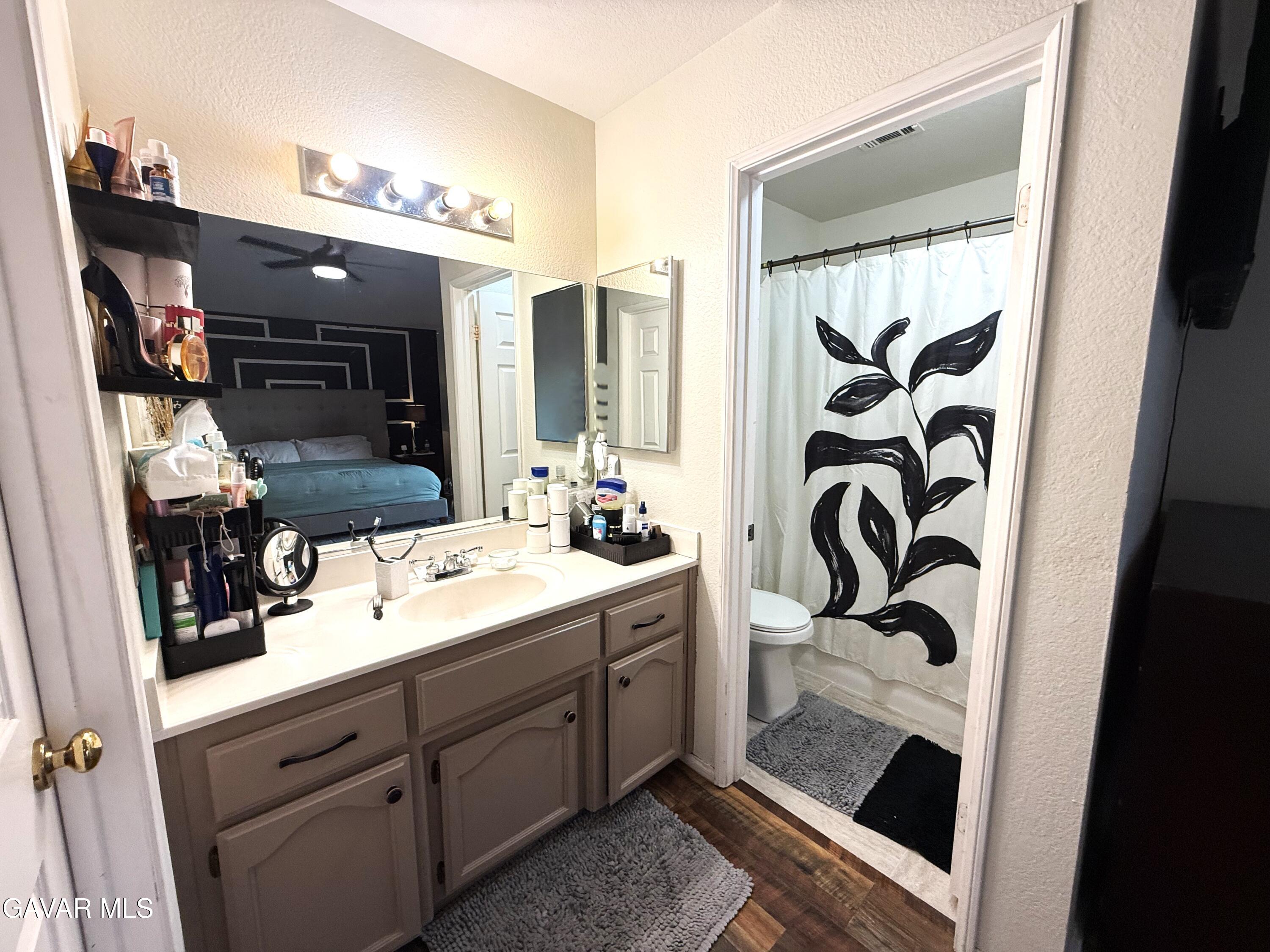 1705 Lightcap Street Lancaster, CA 93535 - Photo 12 of 21 Primary Bath