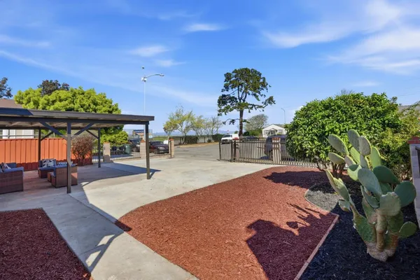 a view of a backyard