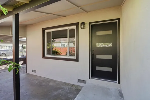 a view of an entryway of the house