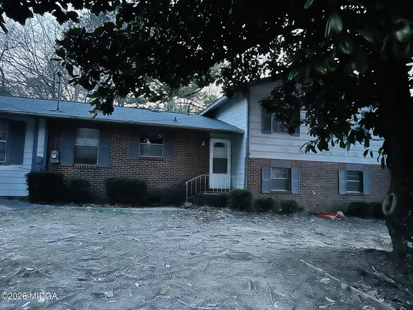 a view of a house with a yard