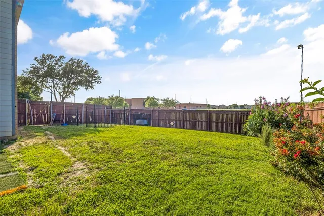 a view of a back yard