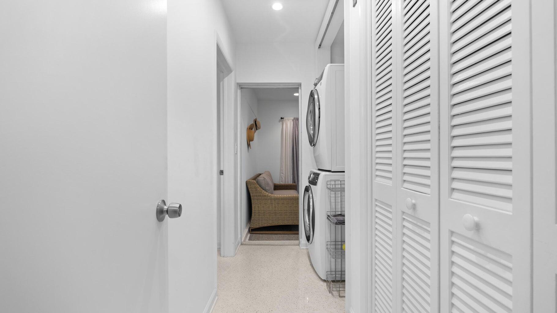 410 Venetian Drive Delray Beach, FL 33483 - Photo 14 of 28 a view of a hallway with a livingroom and a bathroom