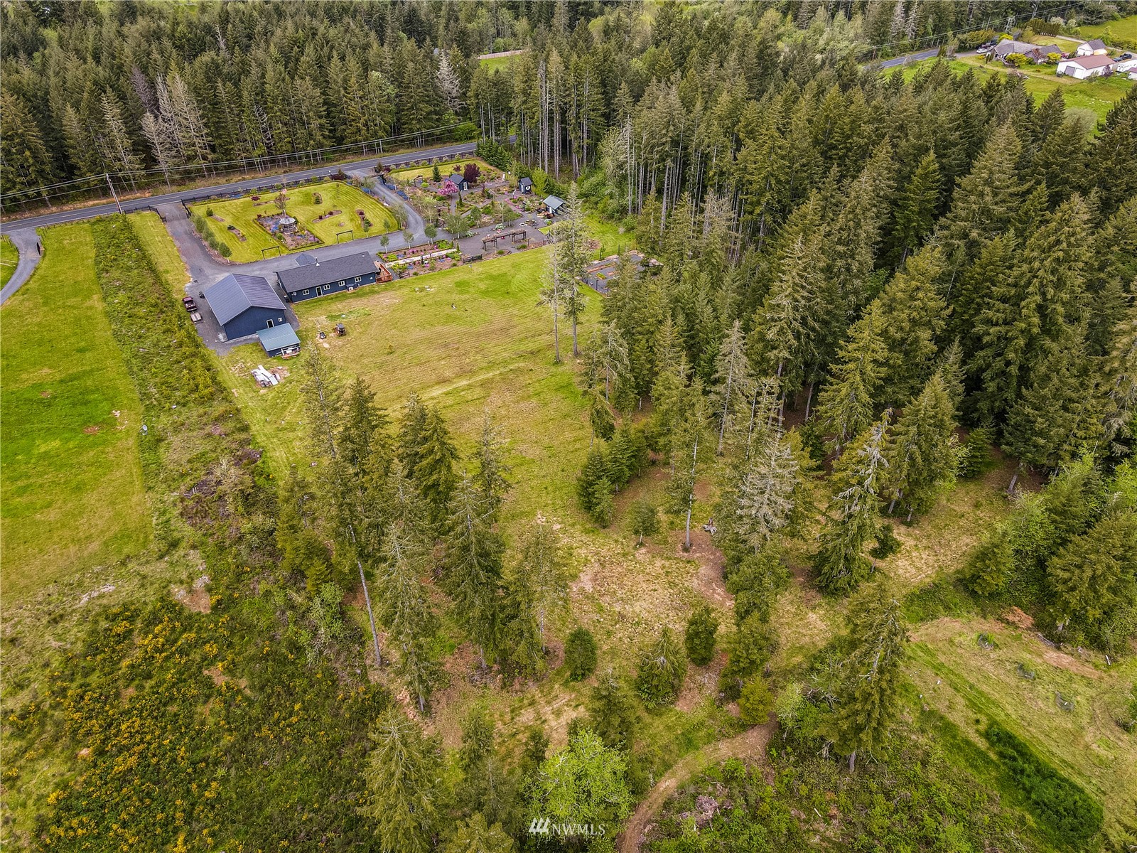 810 Logan Hill Road Chehalis, WA 98532 - Photo 38 of 39 a view of a swimming pool with lawn chairs and plants