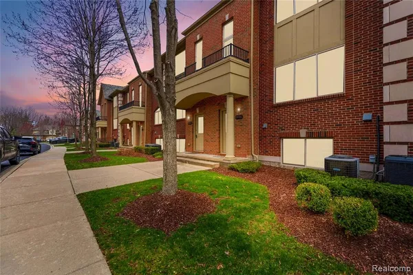 $324,900 | 53106 Celtic Drive, Utica, MI 48315