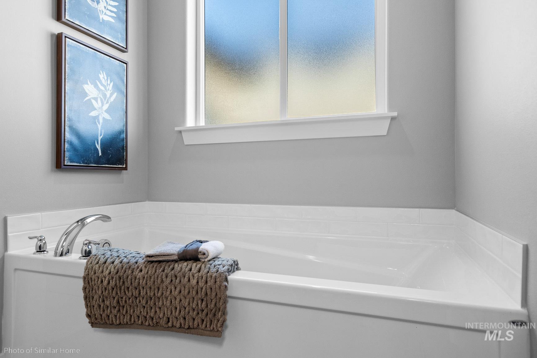 382 West Gleason Court Meridian, ID 83646 - Photo 19 of 21 Bathroom with a bath