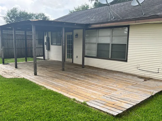 a view of a backyard