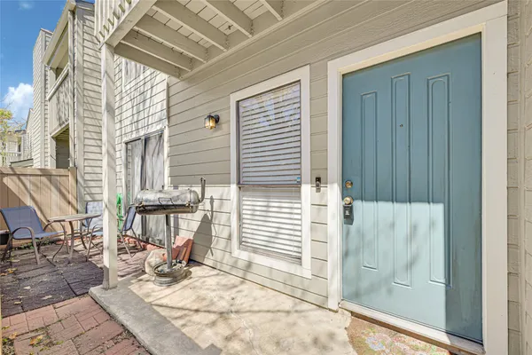 a view of entryway with patio