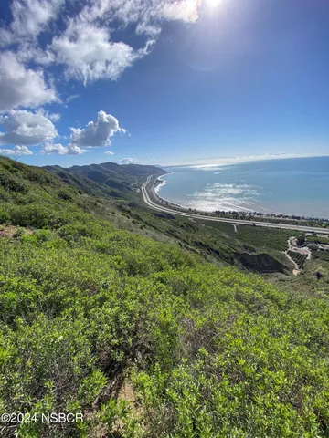 a view of a houses with a yard