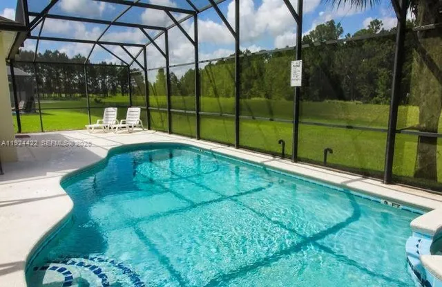 a view of a backyard