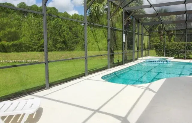 a view of a backyard