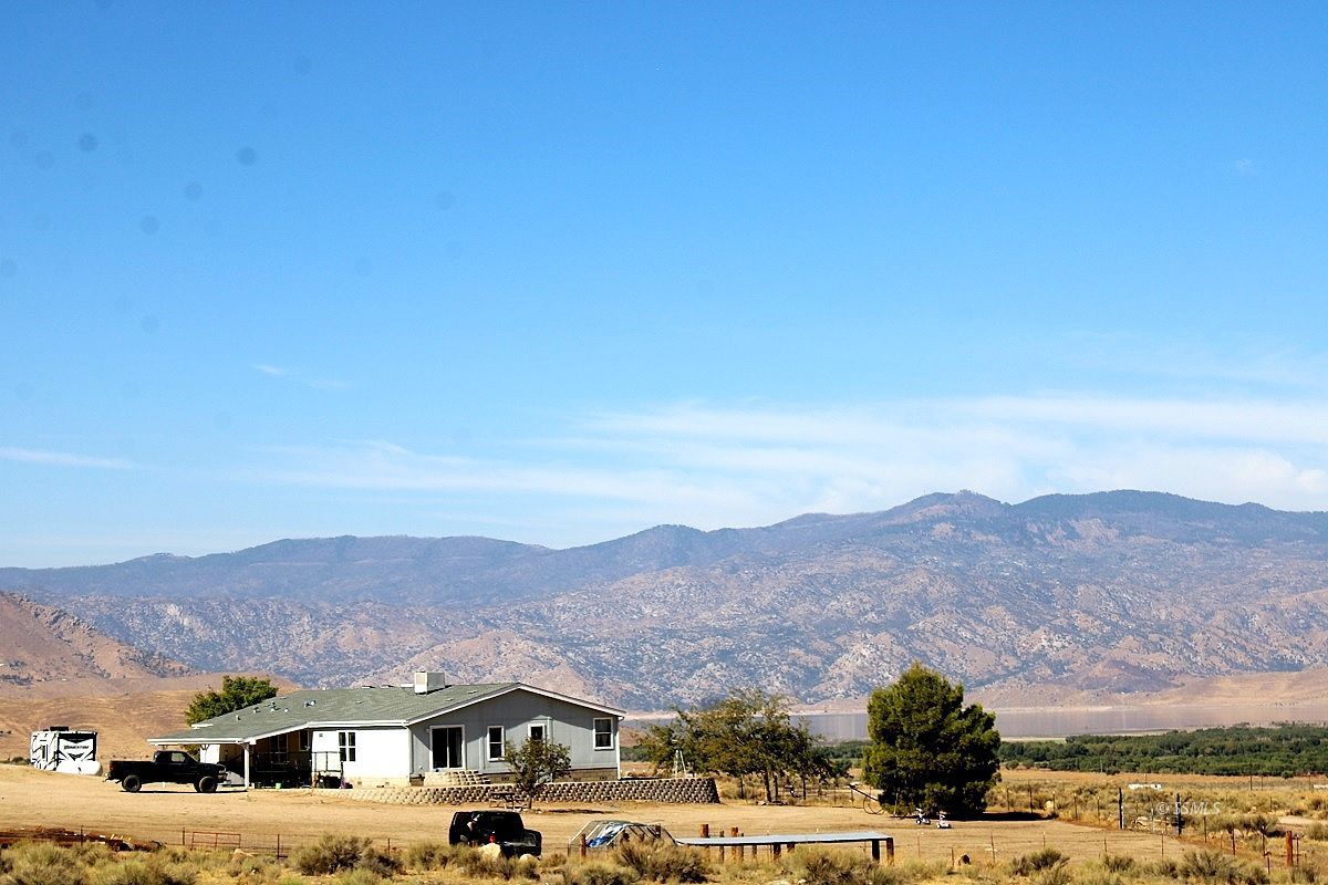 10158 Hillview Acres Road Weldon, CA 93283 - Photo 1 of 45 a view of houses with a road