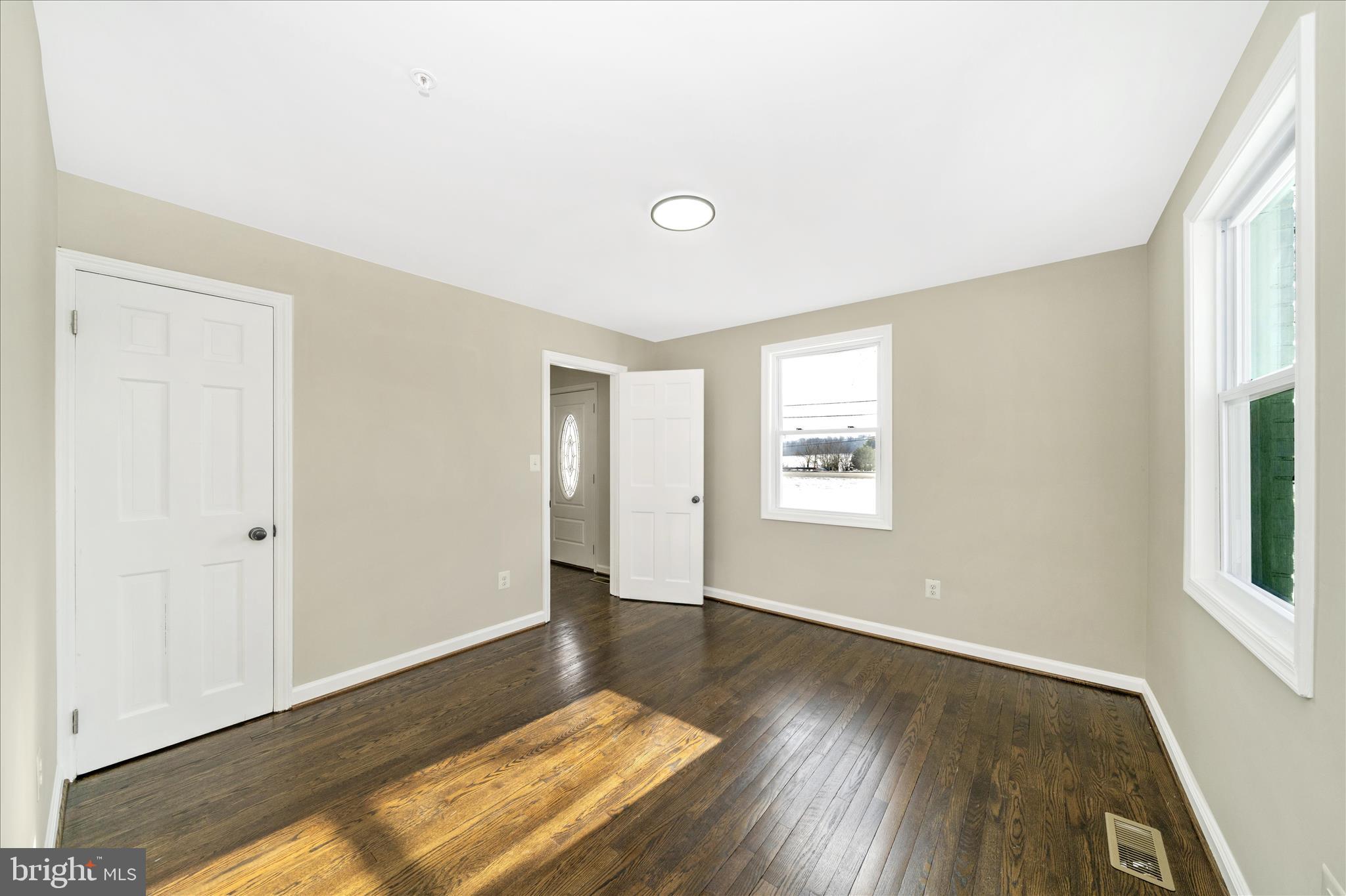 2514 West Liberty Road Westminster, MD 21157 - Photo 20 of 63 Living Room