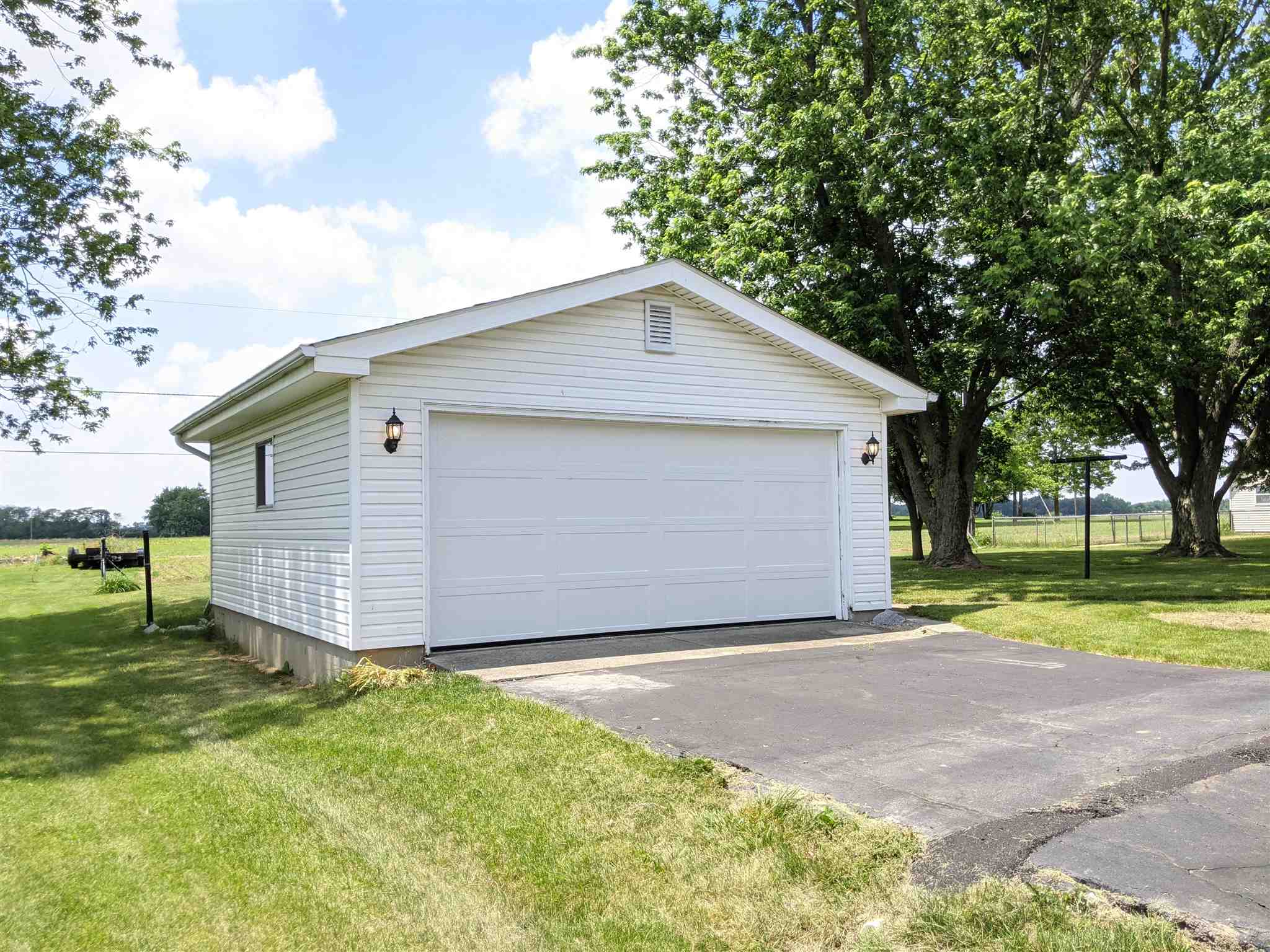 14932 Bluffton Road Yoder, IN 46798 - Photo 2 of 31