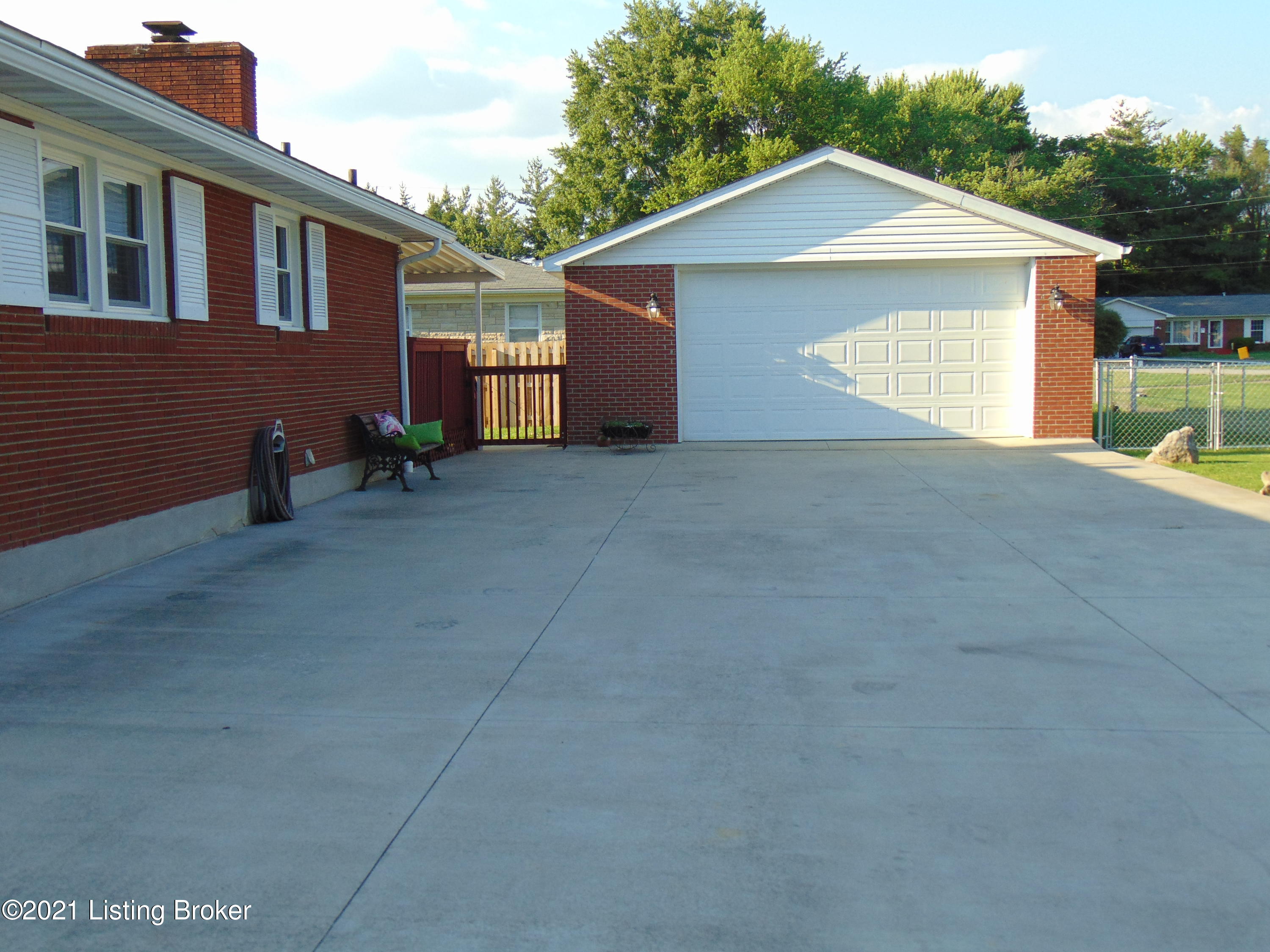11600 Deering Road Louisville, KY 40272 - Photo 6 of 46 DSC04123