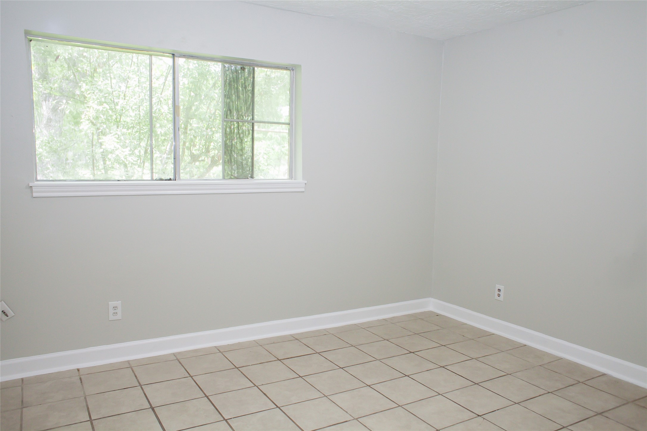 912 Robinson Road La Porte, TX 77571 - Photo 33 of 39 an empty room with a window