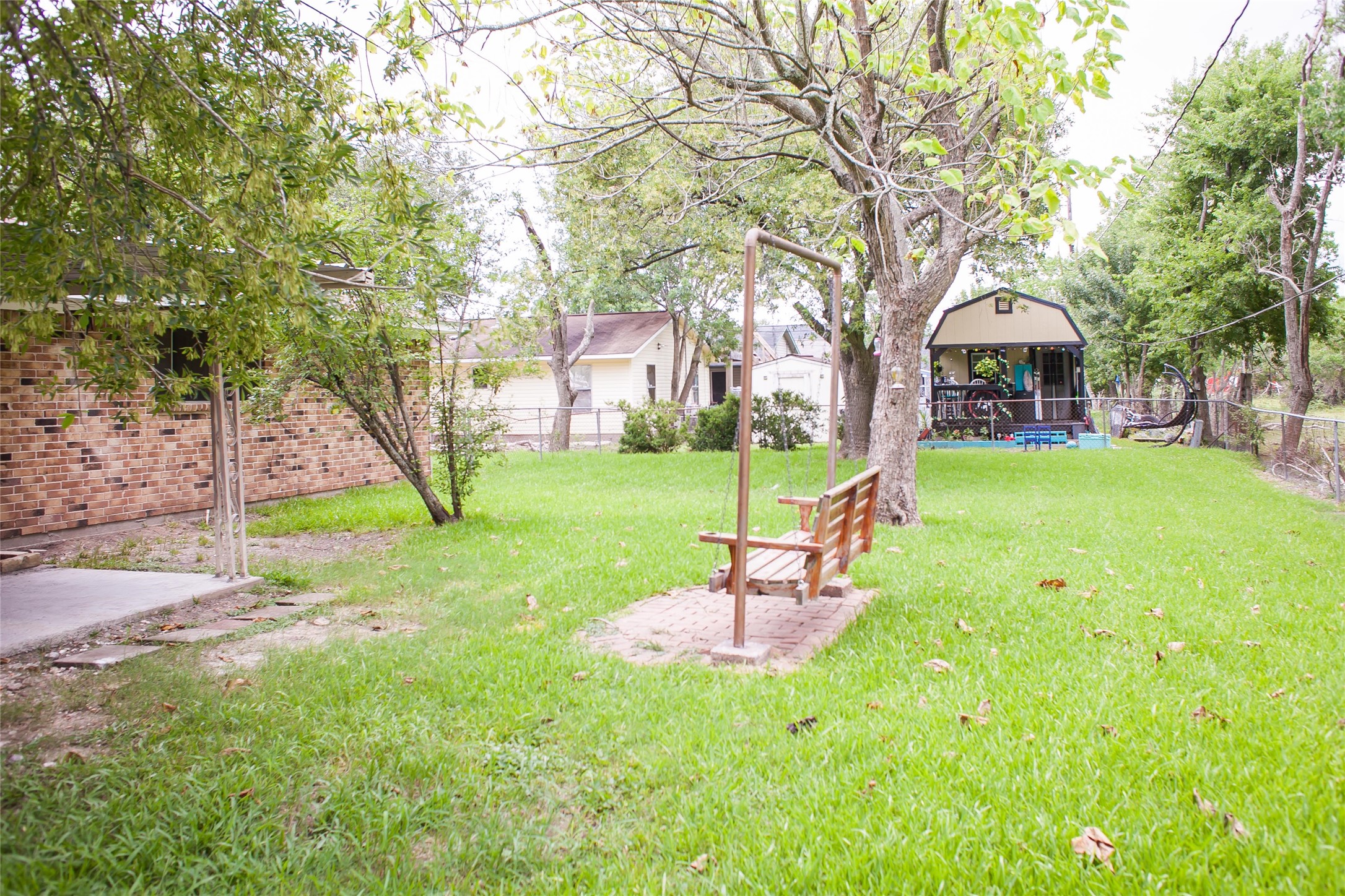 912 Robinson Road La Porte, TX 77571 - Photo 37 of 39 a view of a house with backyard and a tree