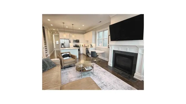 $4,500 | 1419 West Roscoe Street, Unit 3, Chicago, IL 60657