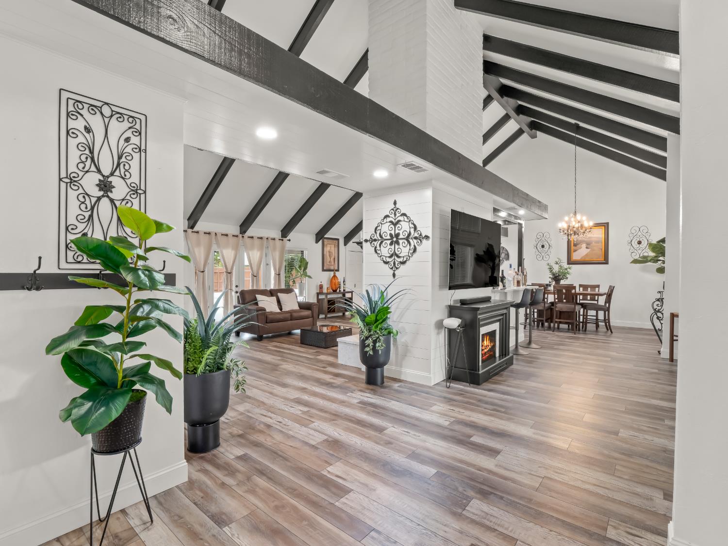 1691 South Bailey Avenue Fresno, CA 93727 - Photo 12 of 41 a living room with furniture and a potted plant