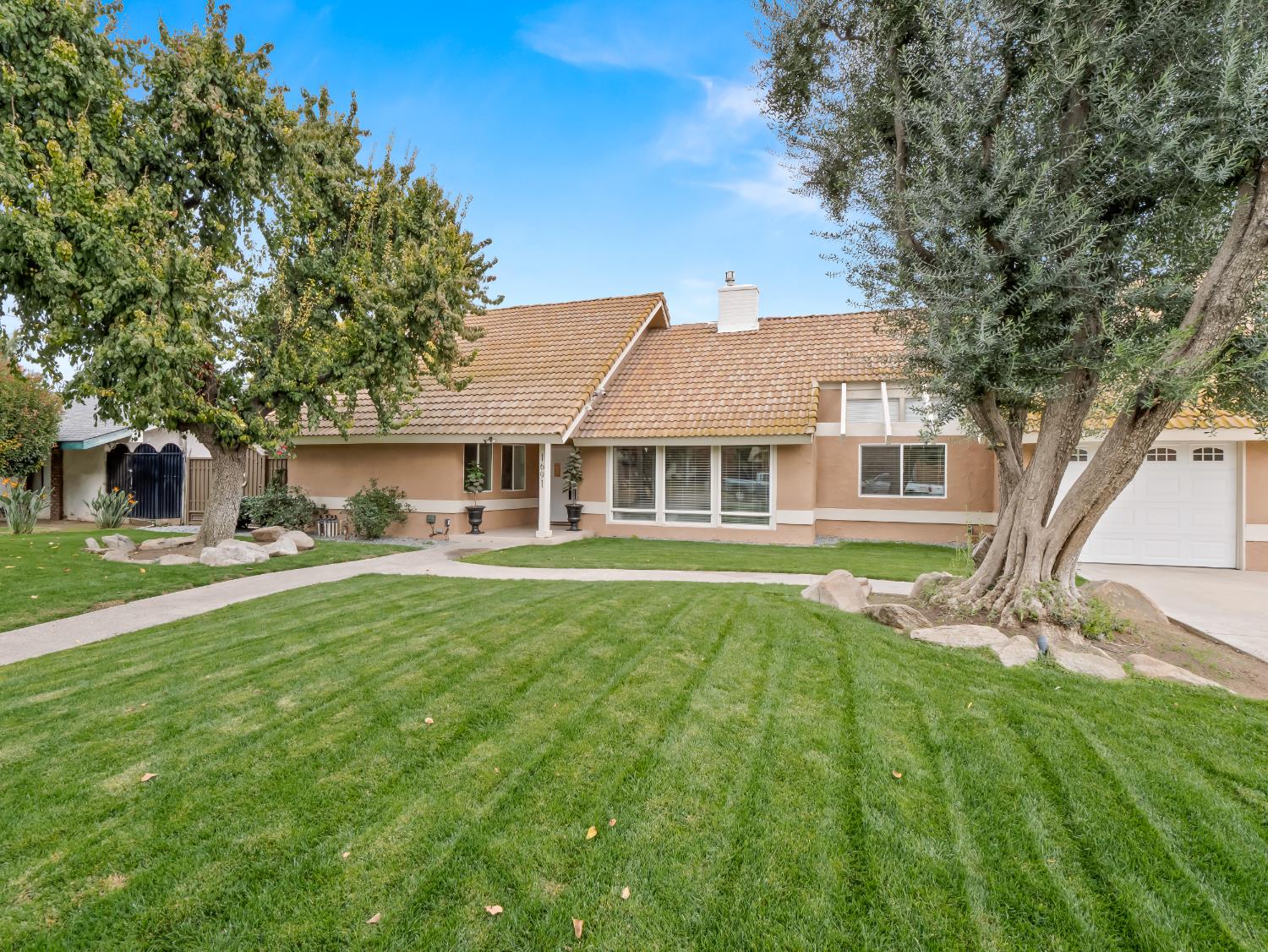 1691 South Bailey Avenue Fresno, CA 93727 - Photo 2 of 41 a front view of a house with a garden