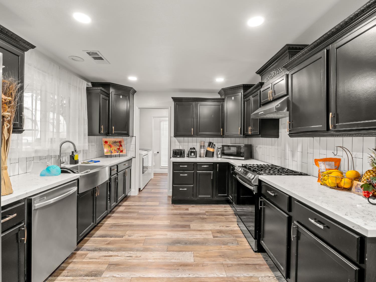 1691 South Bailey Avenue Fresno, CA 93727 - Photo 25 of 41 a large kitchen with stainless steel appliances