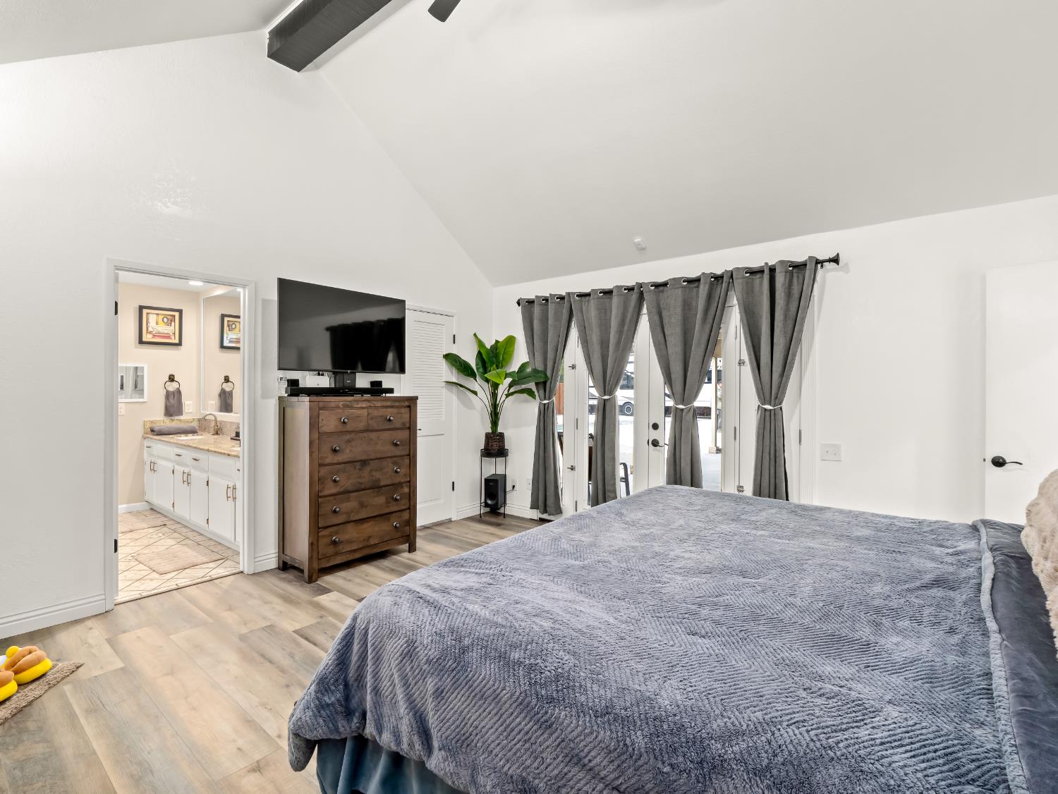 1691 South Bailey Avenue Fresno, CA 93727 - Photo 39 of 41 a bedroom with a bed and a television in it