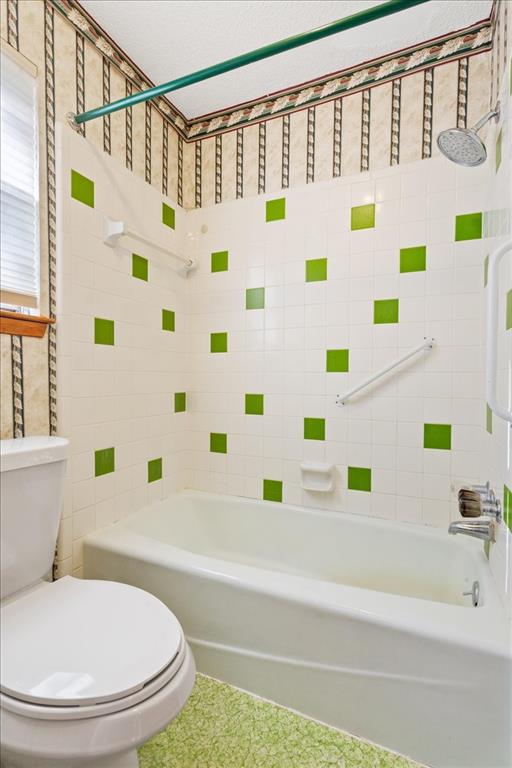 208 South Hedwig Street Riesel, TX 76682 - Photo 22 of 31 Full bath featuring tub / shower combination and toilet