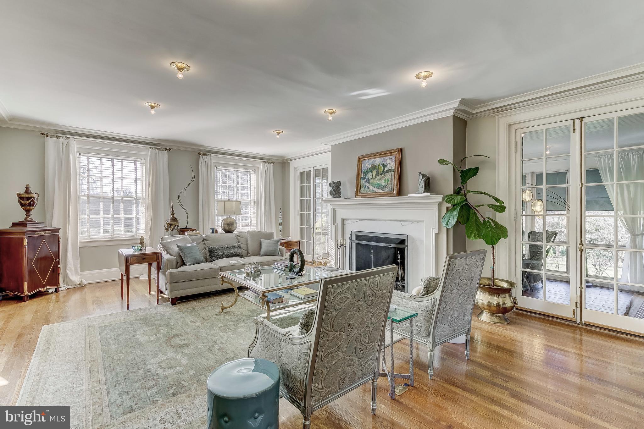 10 Whitfield Road Baltimore, MD 21210 - Photo 6 of 53 Living Room