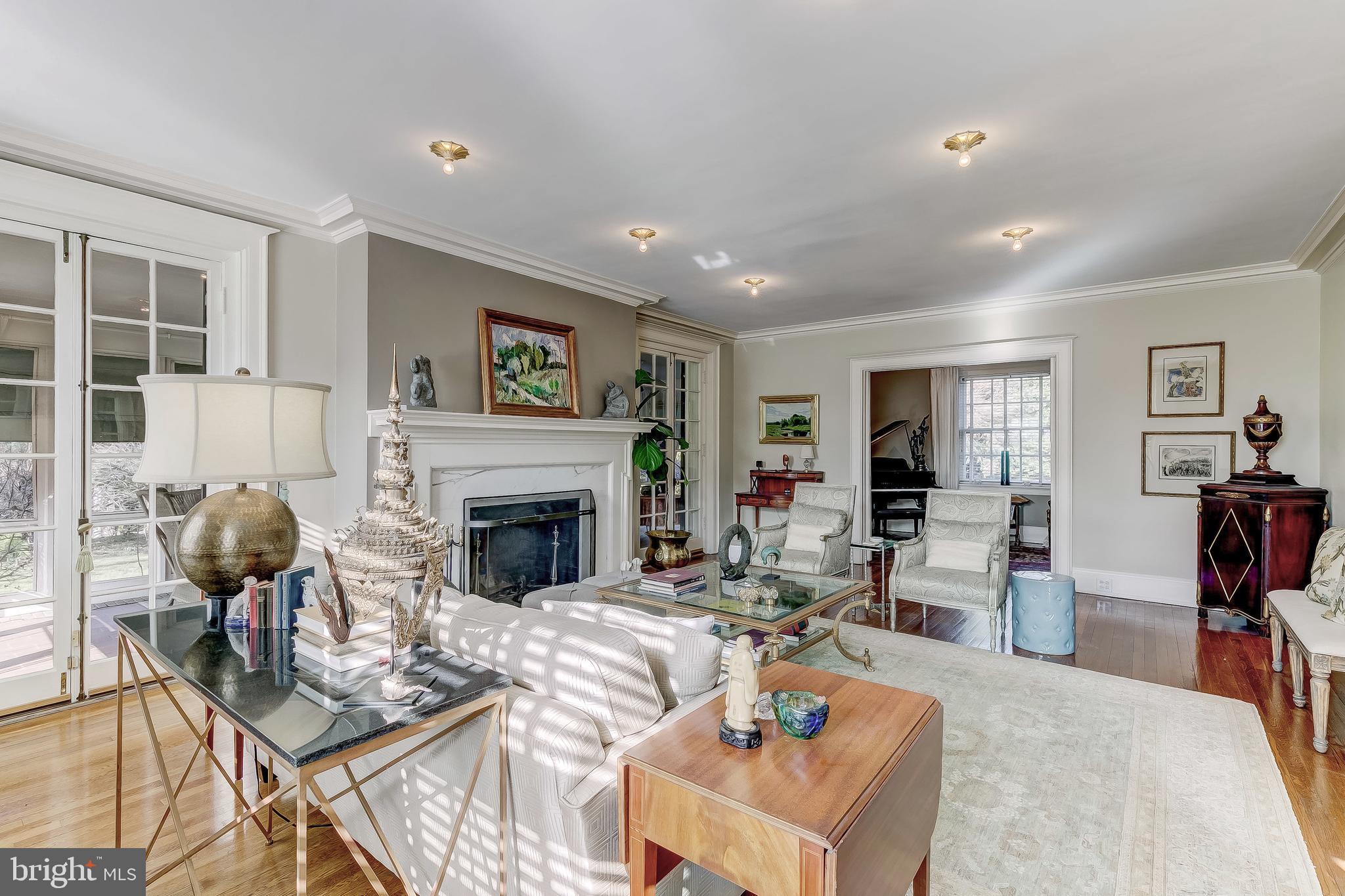10 Whitfield Road Baltimore, MD 21210 - Photo 7 of 53 Living Room