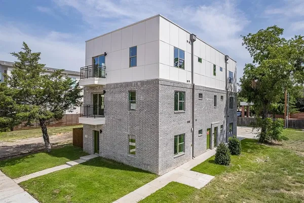a view of a back yard of the house