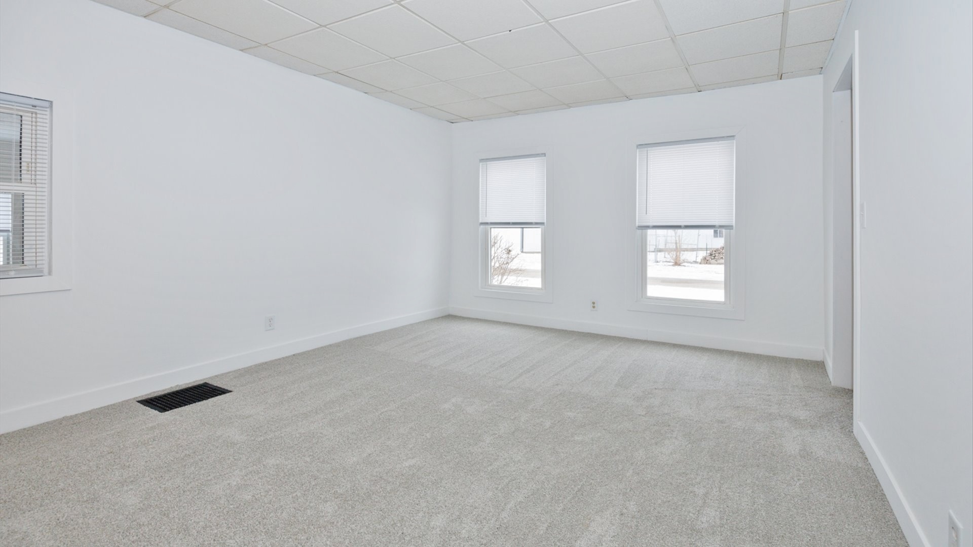 300 East South Street Atlanta, IL 61723 - Photo 21 of 69 an empty room with windows