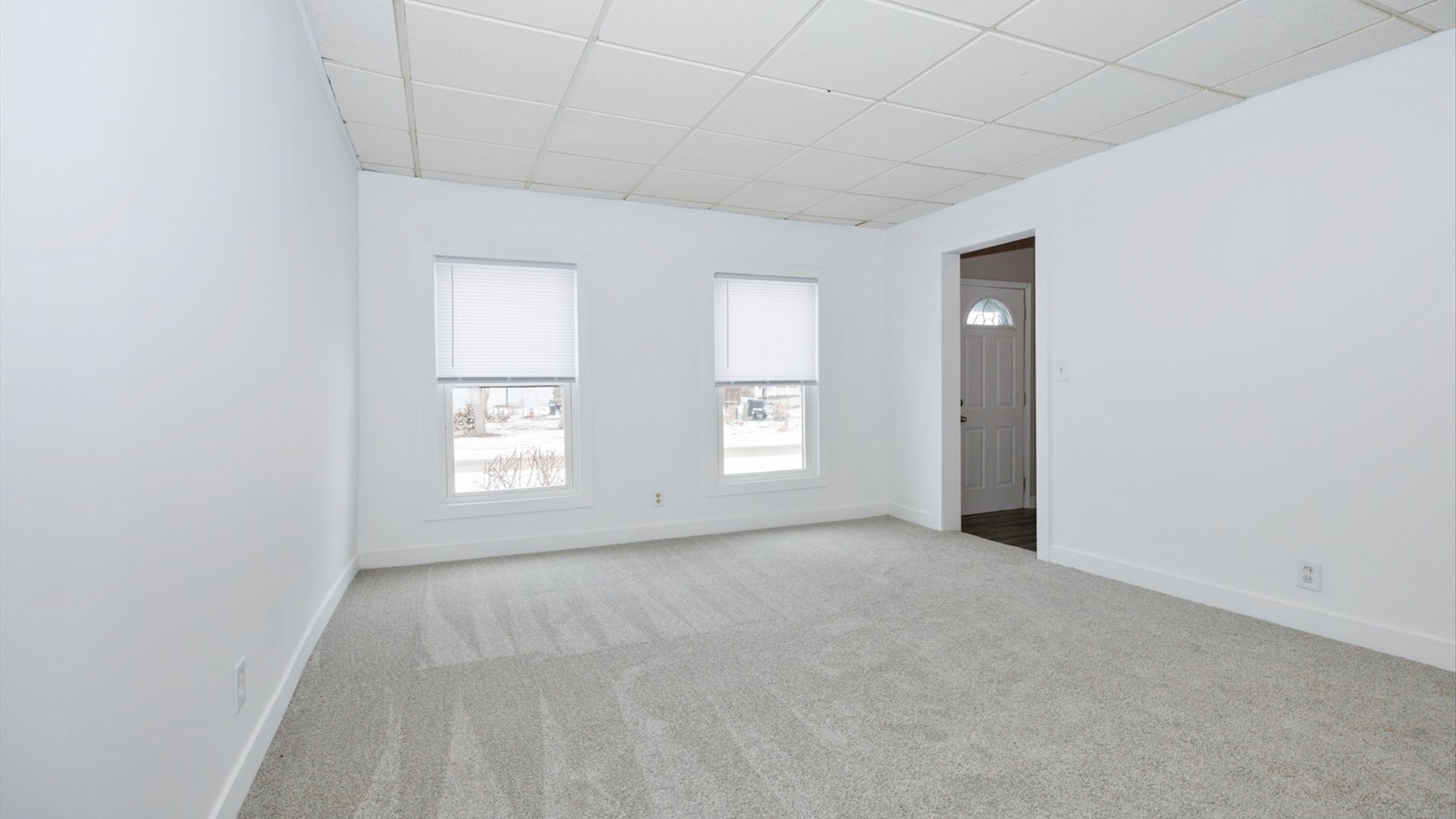 300 East South Street Atlanta, IL 61723 - Photo 23 of 69 an empty room with windows