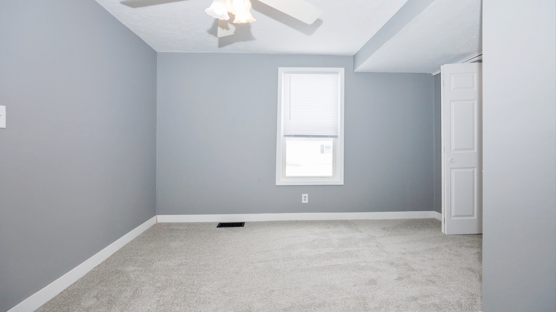 300 East South Street Atlanta, IL 61723 - Photo 29 of 69 an empty room with a window