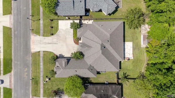 $495,000 | 35261 Beverly Hills Drive, Prairieville, LA 70769