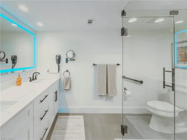 $699,000 | 17 Bluebill Avenue, Unit 206, Naples, FL 34108