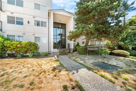 $318,000 | 11556 Greenwood Avenue North, Unit 105, Seattle, WA 98133