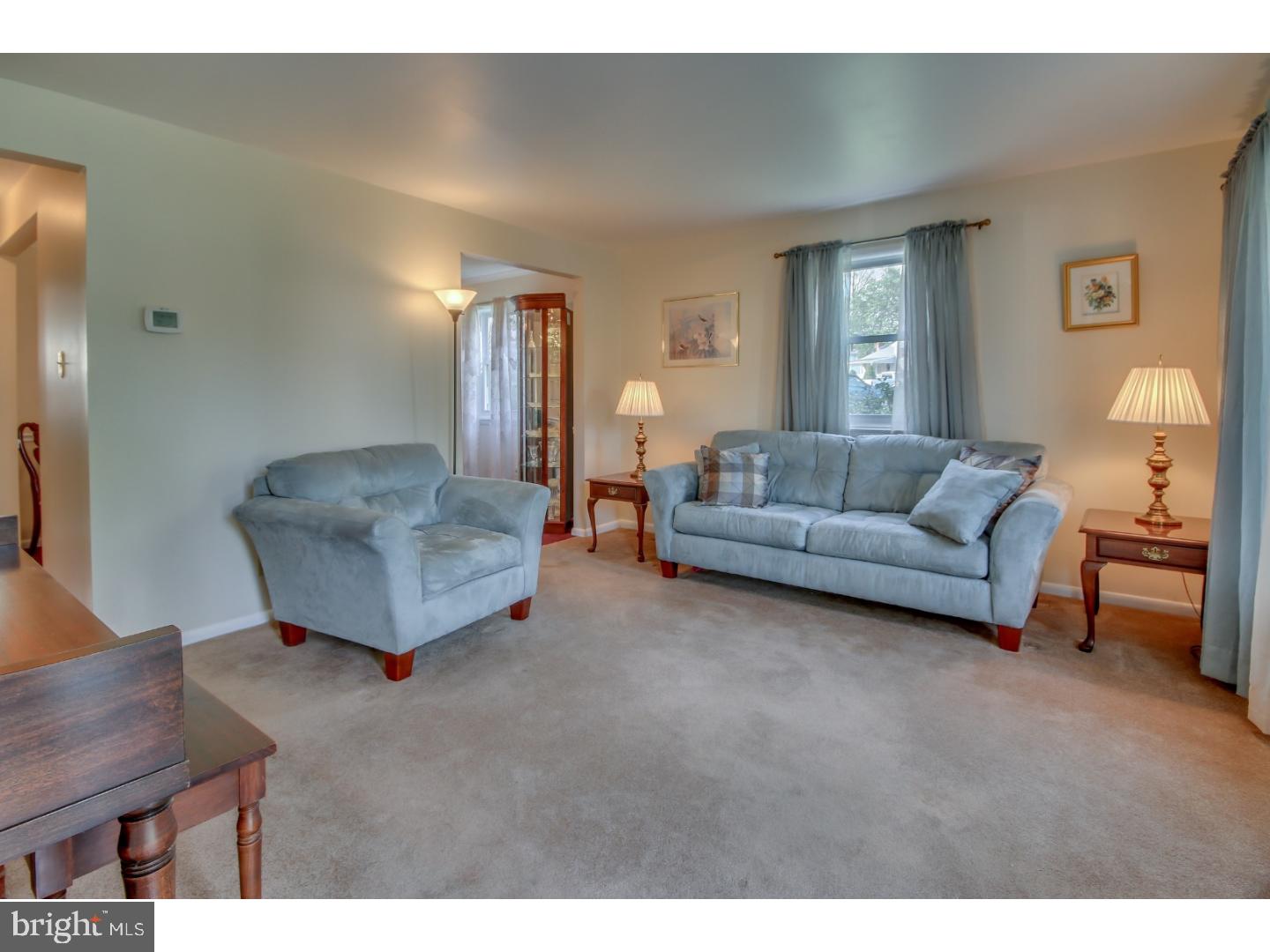 662 Paddock Road Southampton, PA 18966 - Photo 5 of 25 Living Room