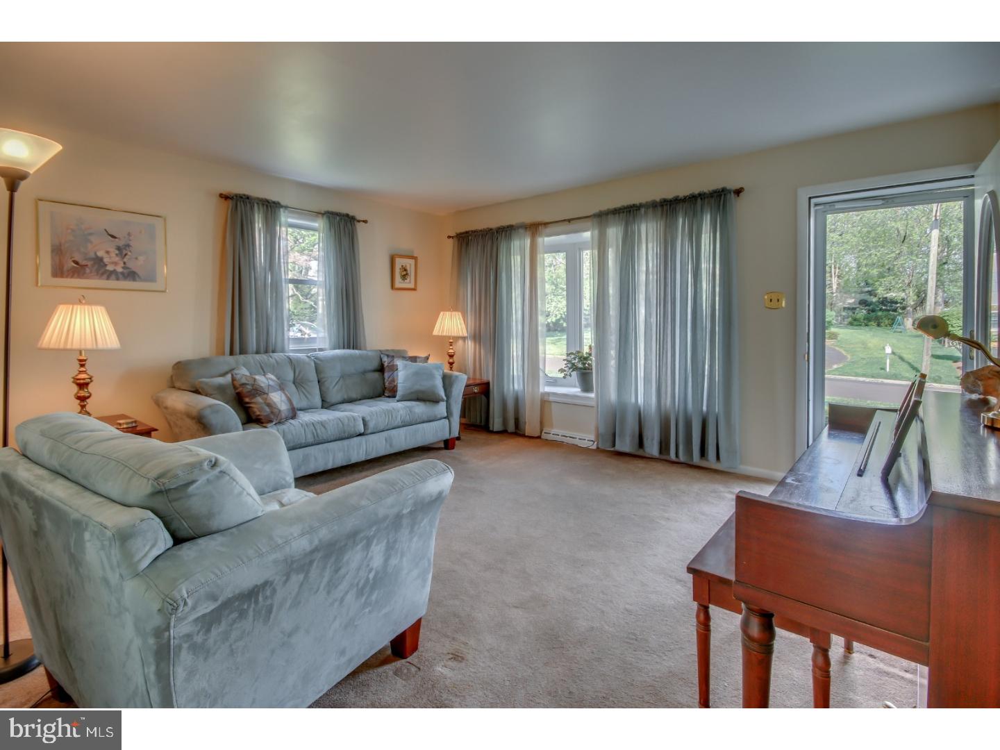 662 Paddock Road Southampton, PA 18966 - Photo 6 of 25 Living Room