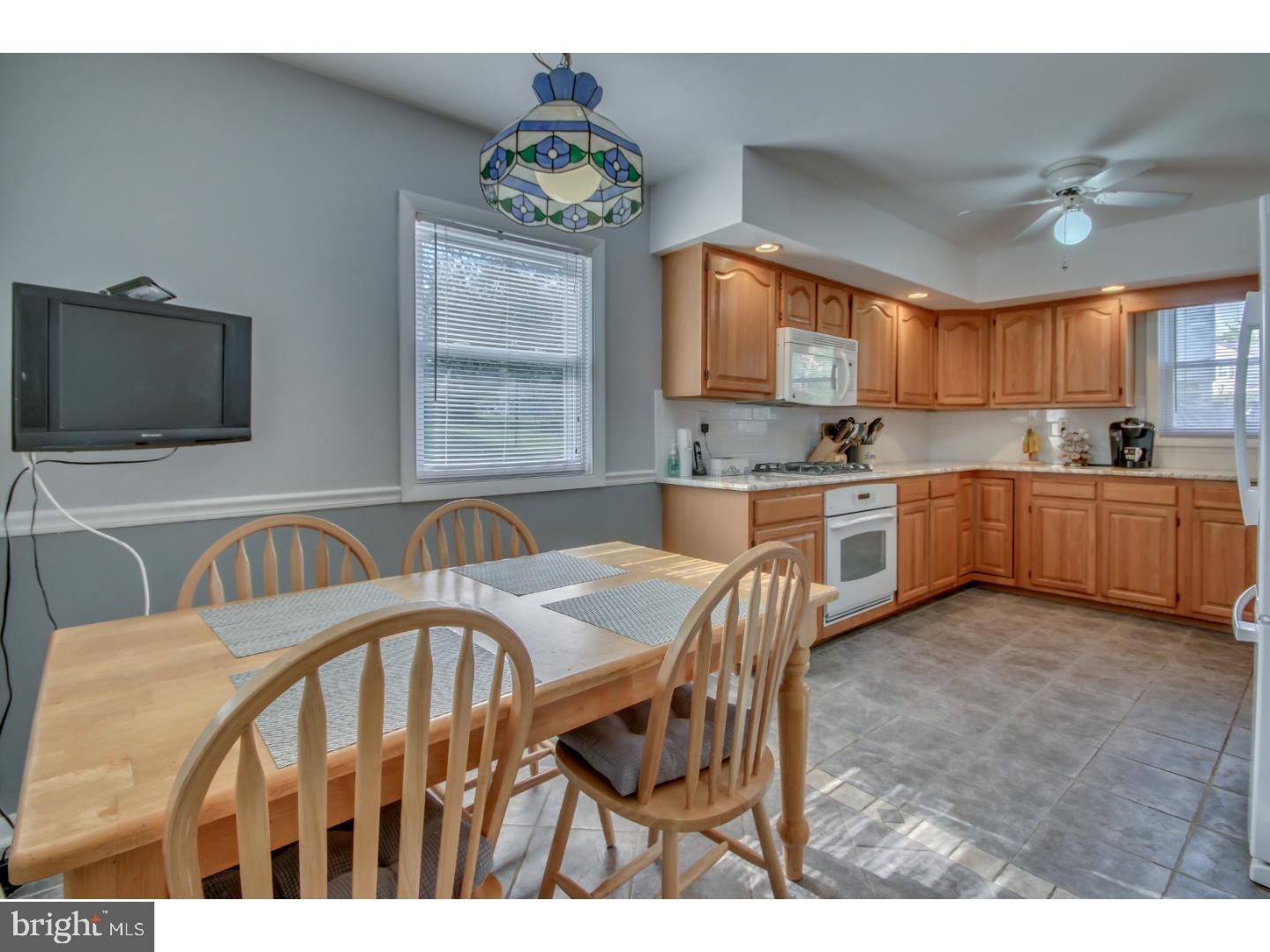 662 Paddock Road Southampton, PA 18966 - Photo 10 of 25 Kitchen