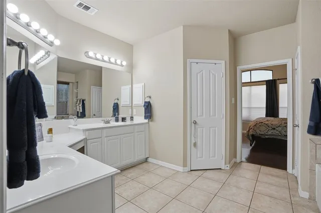 a en suite bathroom with a sink and a mirror